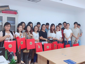 皓月迎佳節(jié)，中秋共團(tuán)圓